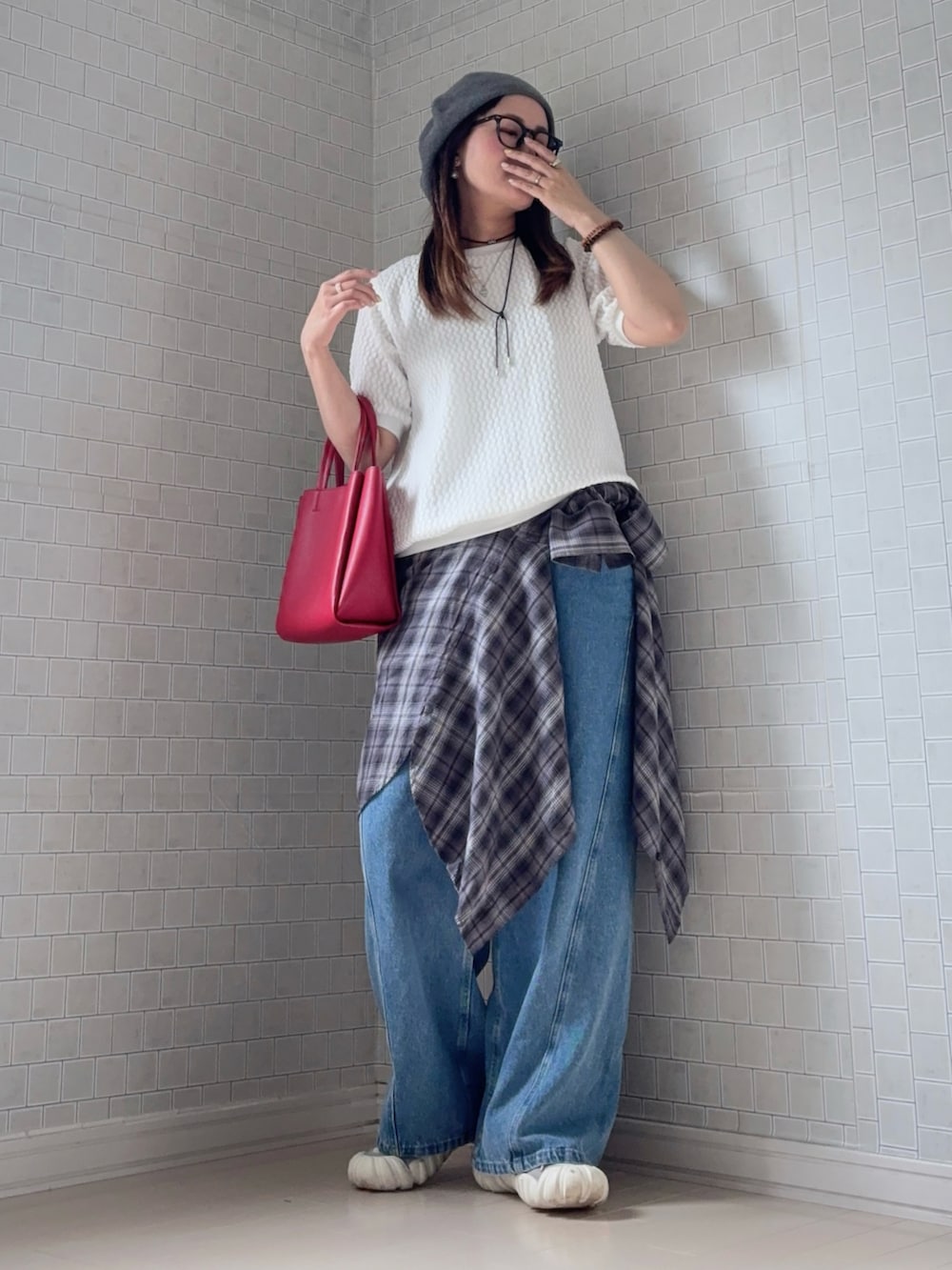 ホワイト系のTシャツ/カットソー、レッド系のトートバッグ、ホワイト系のスニーカーを着用したレディースの春コーディネートの4枚目の写真