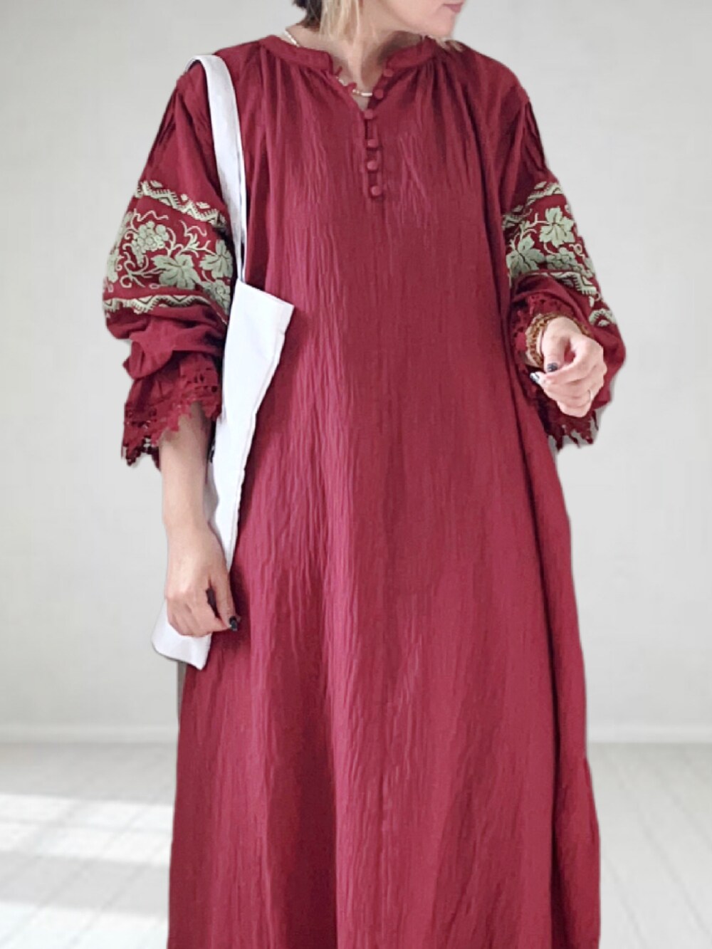 レッド系のワンピース、ブラック系のその他パンツ、ホワイト系のトートバッグを着用したレディースの夏コーディネートの3枚目の写真