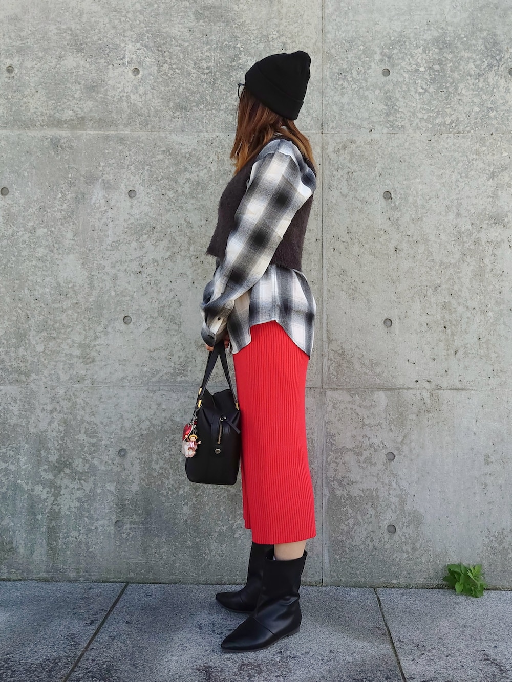 ホワイト系のシャツ/ブラウス、グレー系のベスト、レッド系のスカートを着用したレディースの秋コーディネートの4枚目の写真
