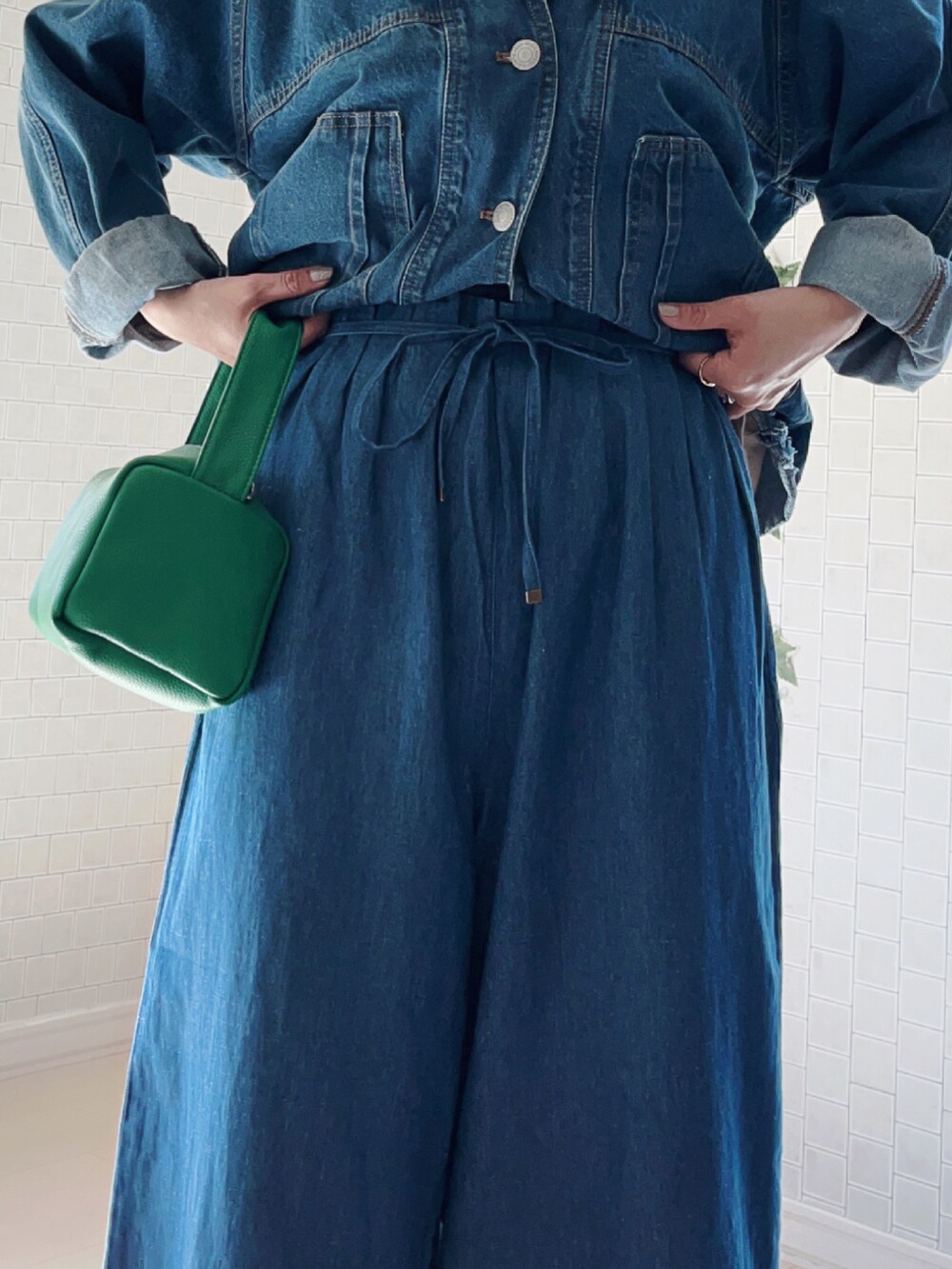 ブルー系のその他パンツ、ブルー系のデニムジャケット、ベージュ系のTシャツ/カットソーを着用したレディースの春コーディネートの4枚目の写真