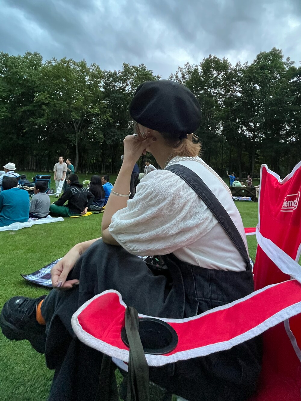 ホワイト系のTシャツ/カットソー、グレー系のデニムパンツ、ホワイト系のショルダーバッグを着用したレディースの夏コーディネートの5枚目の写真