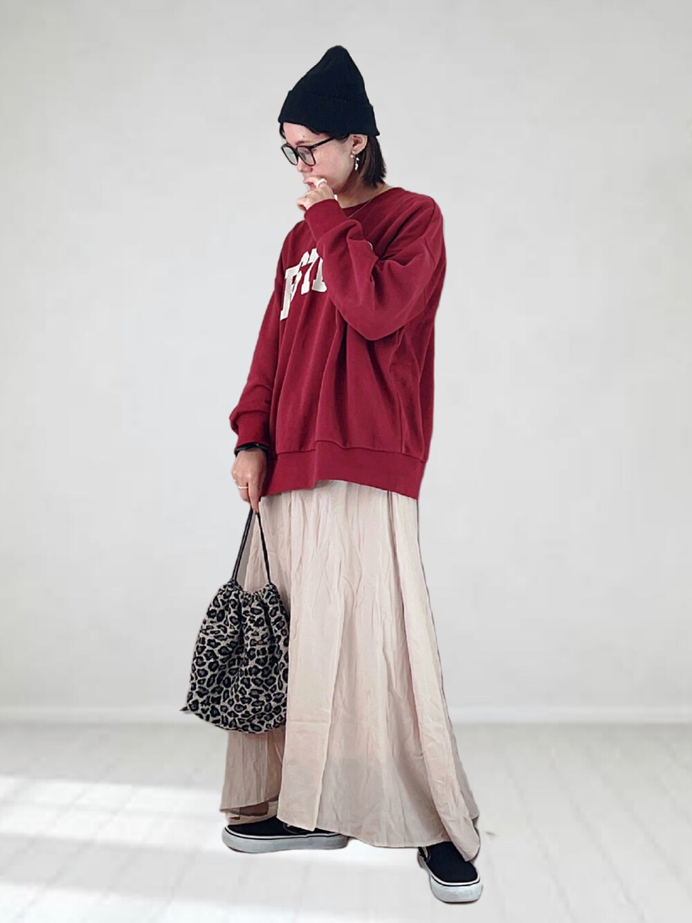 レッド系のTシャツ/カットソー、ホワイト系のスカート、ブラウン系のバッグを着用したレディースの秋コーディネートの2枚目の写真
