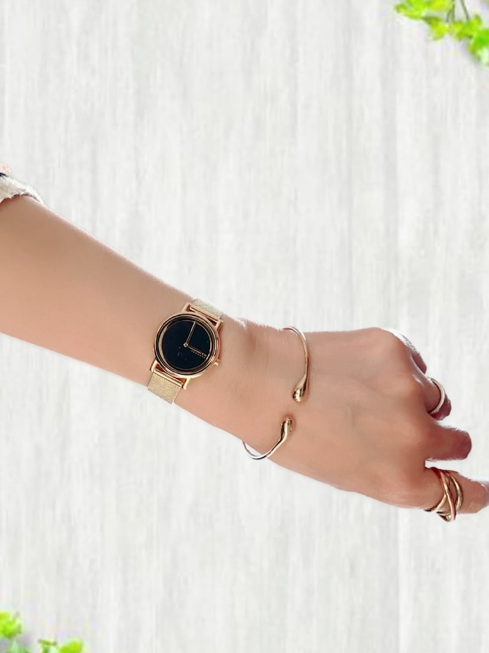 「PR、SKAGEN、新星WEARISTAにエントリー、冬コーデ、ジョガーパンツ、シンプルコーデ、ブーツ、レイヤードスタイル、休日スタイル、スウェット、トートバッグ、韓国ファッション、ニット帽、マイベストコーデ2023、プチプラ」|「SKAGENのSIGNATUR LILLE SKW3111(アナログ腕時計、ゴールド系)」を使った、UMiSatoさん(レディース・163cm)の冬コーディネートの4枚目の写真