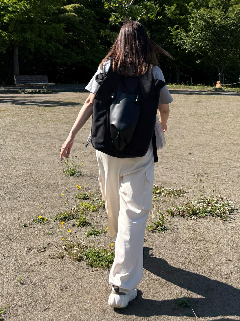 ホワイト系のスニーカー、グレー系のTシャツ/カットソー、ホワイト系のその他パンツを着用したレディースの夏コーディネートの5枚目の写真