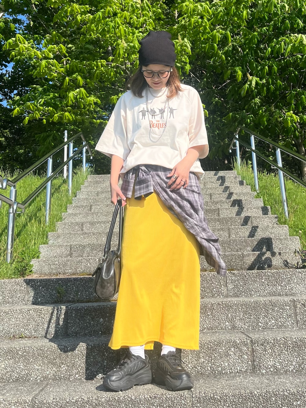 その他のTシャツ/カットソー、グレー系のシャツ/ブラウス、ブラック系のスニーカーを着用したレディースの夏コーディネートの4枚目の写真