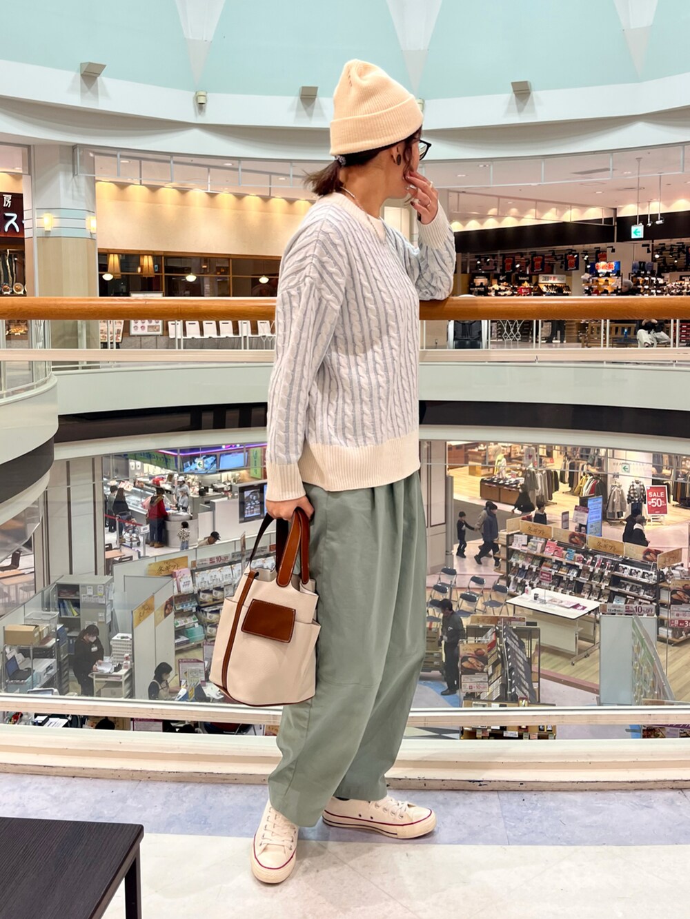 ブルー系のニット/セーター、ブラック系のブルゾン、グリーン系のその他パンツを着用したレディースの冬コーディネートの2枚目の写真