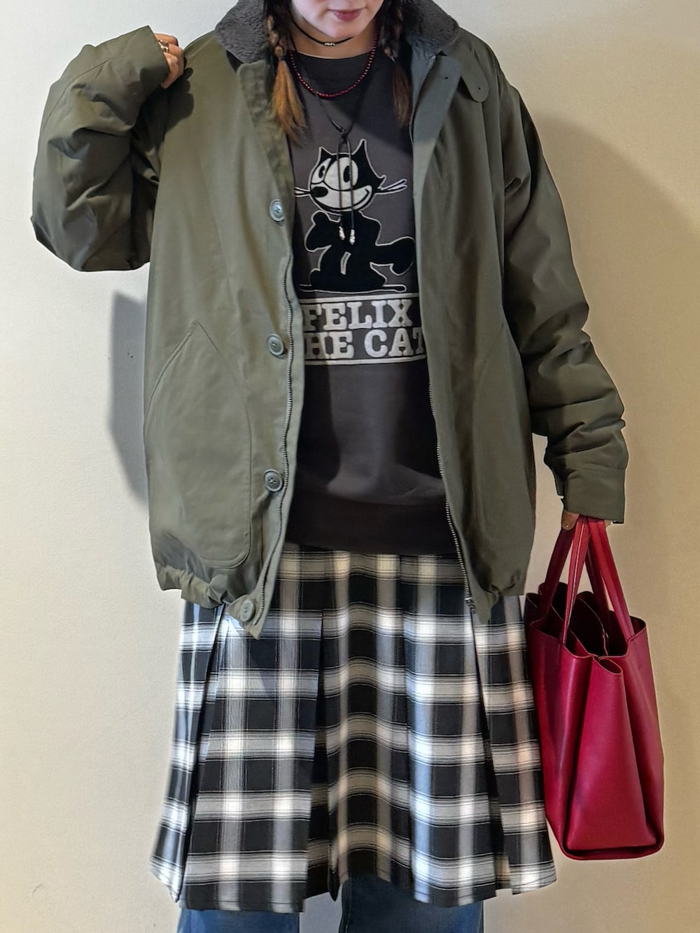 グリーン系のミリタリージャケット、グレー系のスウェット、グレー系のスカートを着用したレディースの冬コーディネートの3枚目の写真