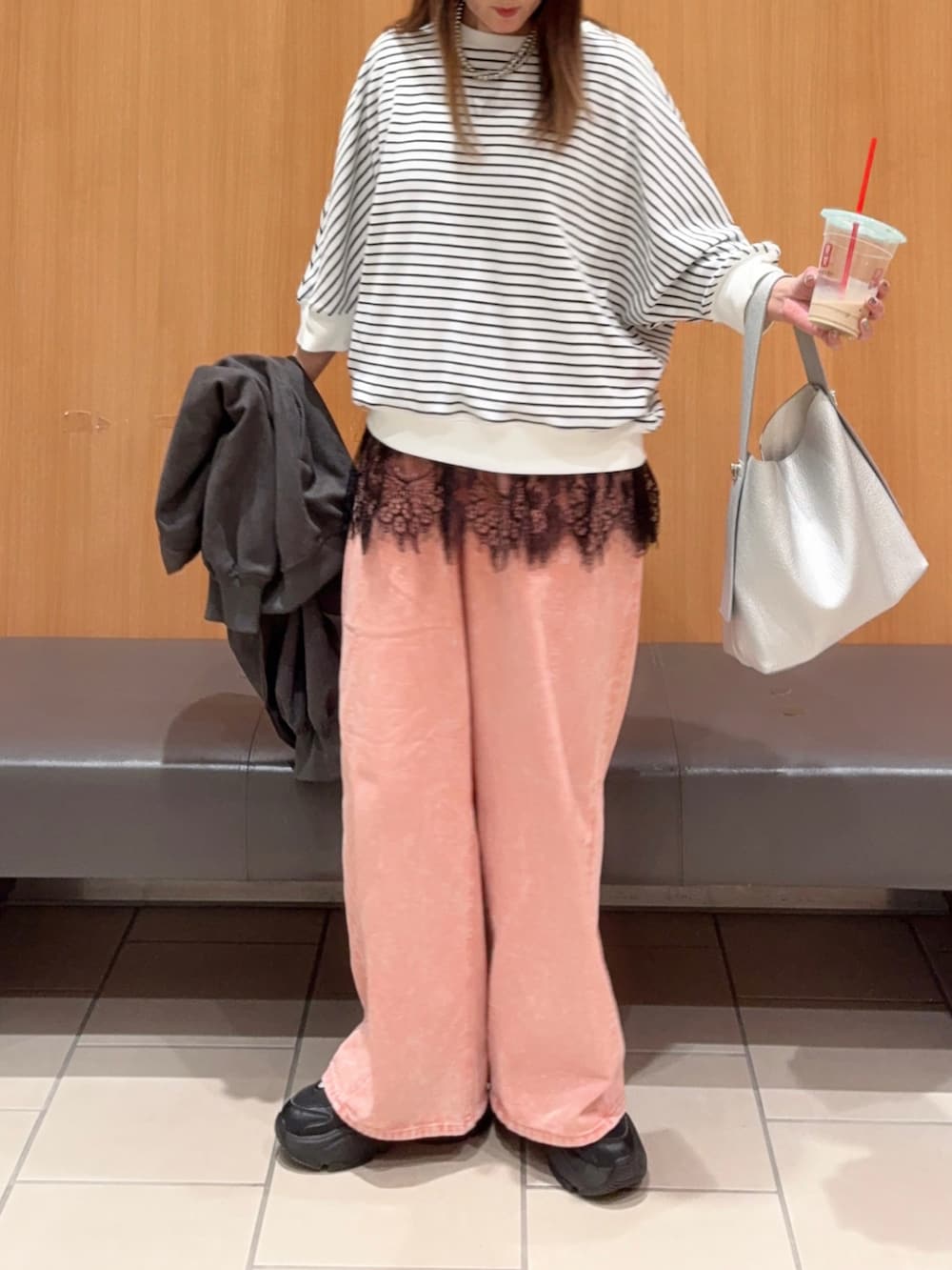 グレー系のブルゾン、その他のTシャツ/カットソー、ピンク系のデニムパンツを着用したレディースの春コーディネートの3枚目の写真