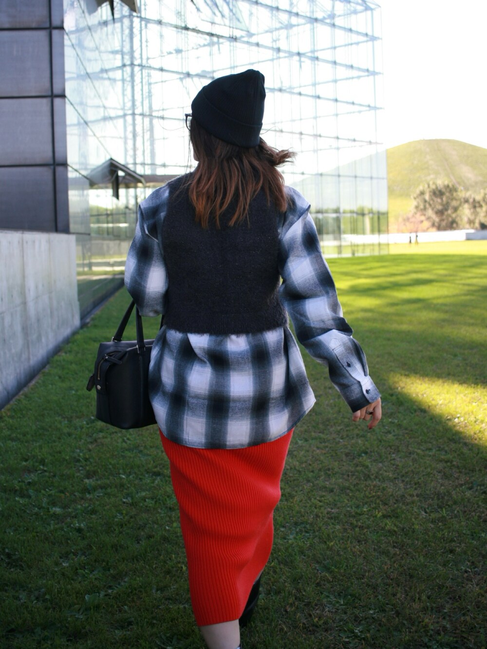 ホワイト系のシャツ/ブラウス、グレー系のベスト、レッド系のスカートを着用したレディースの秋コーディネートの5枚目の写真