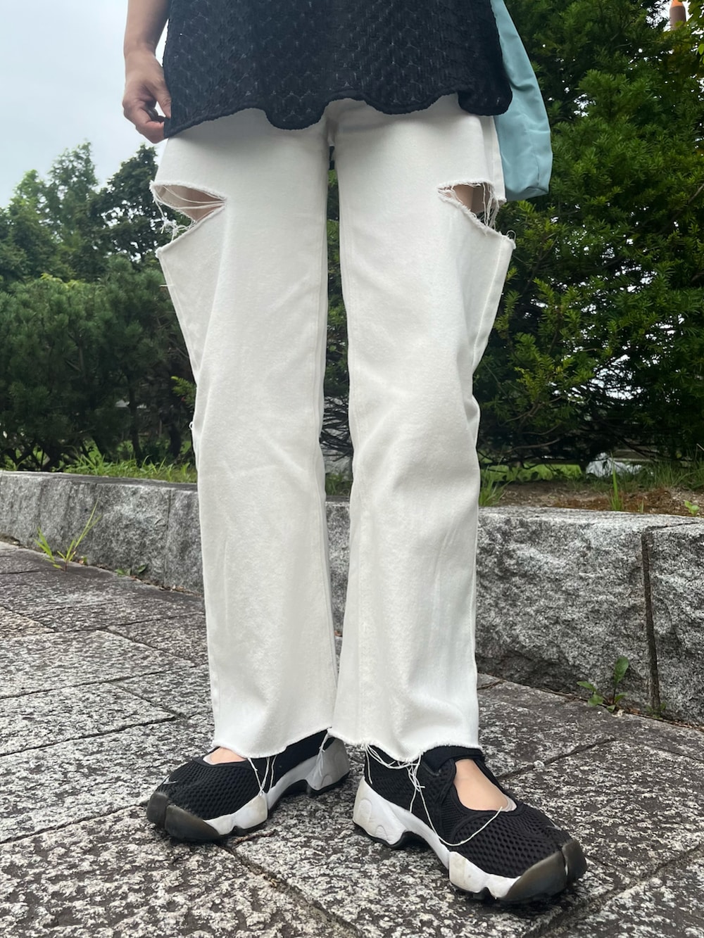 ホワイト系のデニムパンツ、ホワイト系のTシャツ/カットソー、ブラック系のTシャツ/カットソーを着用したレディースの夏コーディネートの4枚目の写真