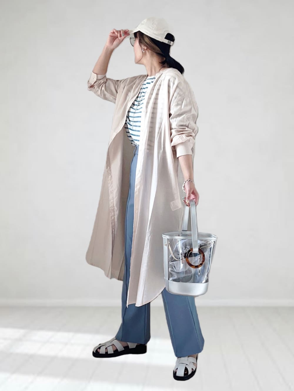 「ITEMS URBANRESEARCH、noyau、シャツワンピ、グルカサンダル、フレアパンツ、クリアバッグ、シースルー、キャップ、スクエアトゥ、プチプラ、GRL、厚底サンダル、カラーパンツ、淡色コーデ、タックイン」|「ITEMS URBANRESEARCHのノーカラーロングシャツワンピース(シャツワンピース、ベージュ系)」を使った、UMiSatoさん(レディース・163cm)の春コーディネートの2枚目の写真