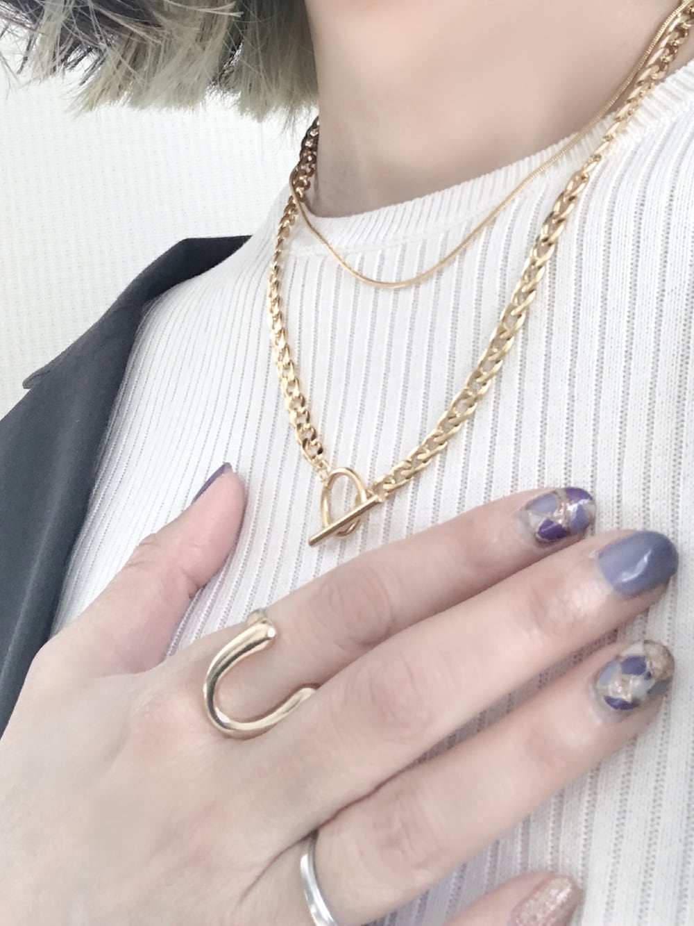 ホワイト系のニット/セーター、グレー系のテーラードジャケット、パープル系のその他パンツを着用したレディースの春コーディネートの2枚目の写真