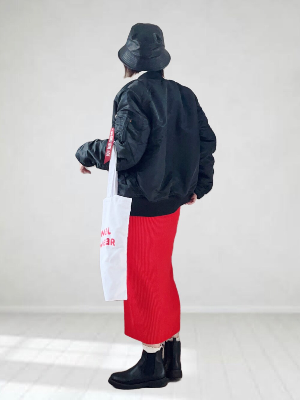 「クリスマスに着たい服、alpha、赤、MA-1、モード、バケットハット、ブーツ、レイヤードスタイル、プチプラ、マイベストコーデ2022、きれいめカジュアル、ミリタリー、冬コーデ、休日スタイル、ニット」|「ALPHAのAlpha Industries/アルファインダストリーズ MA-1タイト フライトジャケット(日本スペック)リバーシブル(MA-1、ブラック系)」を使った、UMiSatoさん(レディース・163cm)の冬コーディネートの2枚目の写真