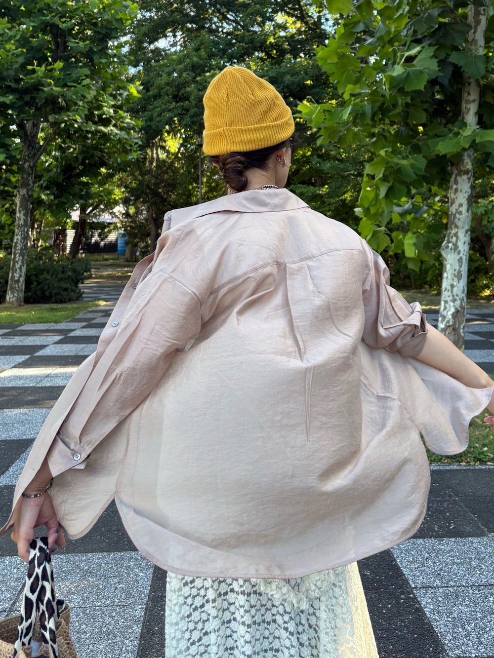ベージュ系のシャツ/ブラウス、ホワイト系のスカート、ブラック系のその他パンツを着用したレディースの夏コーディネートの5枚目の写真