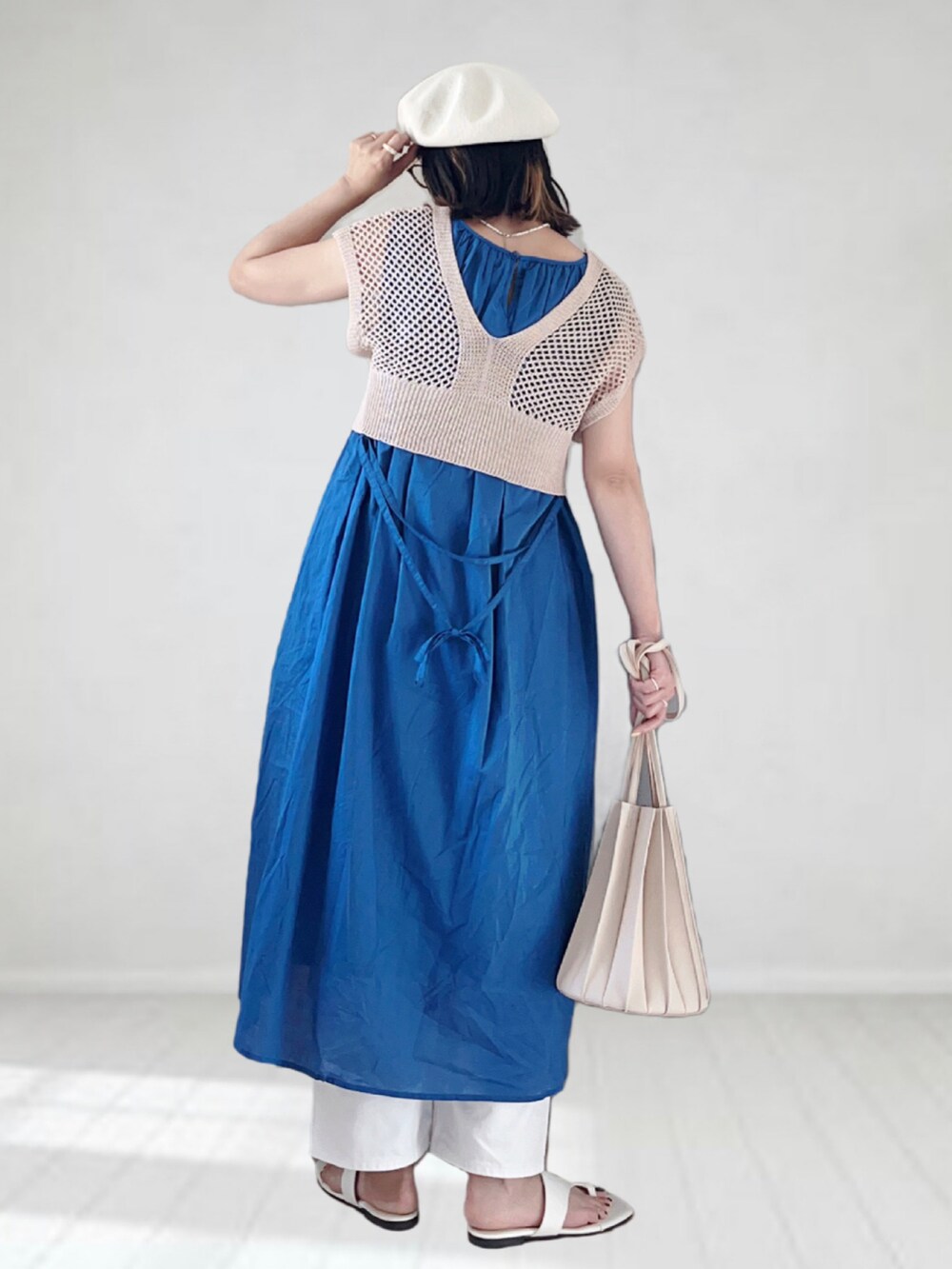 ブルー系のワンピース、ホワイト系のベスト、ホワイト系のパンツを着用したレディースの夏コーディネートの2枚目の写真