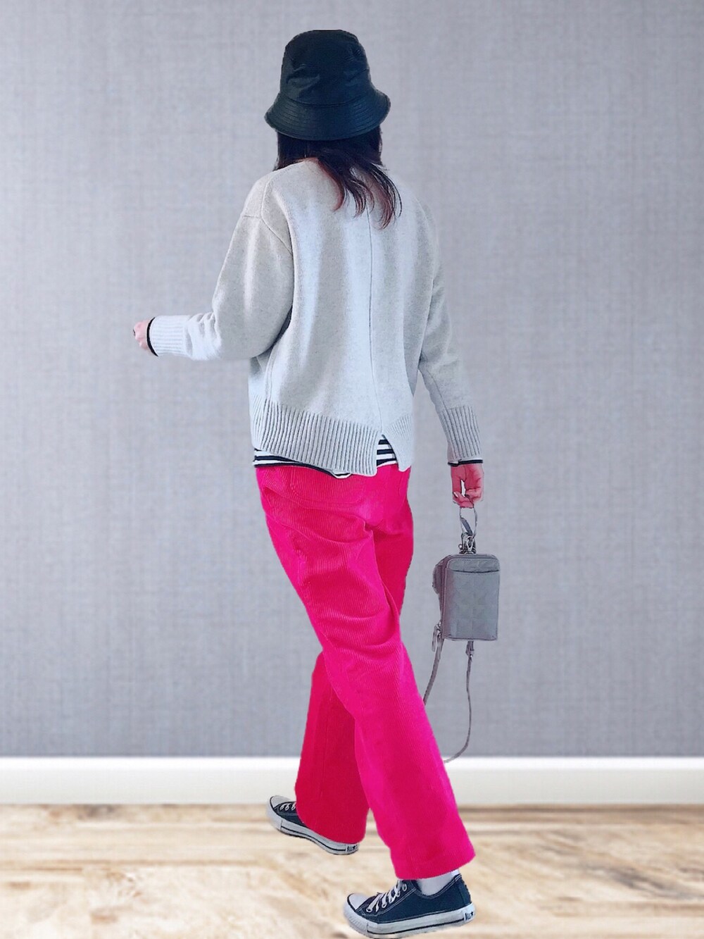 グレー系のニット/セーター、ブラック系のTシャツ/カットソー、ピンク系のその他パンツを着用したレディースの冬コーディネートの3枚目の写真