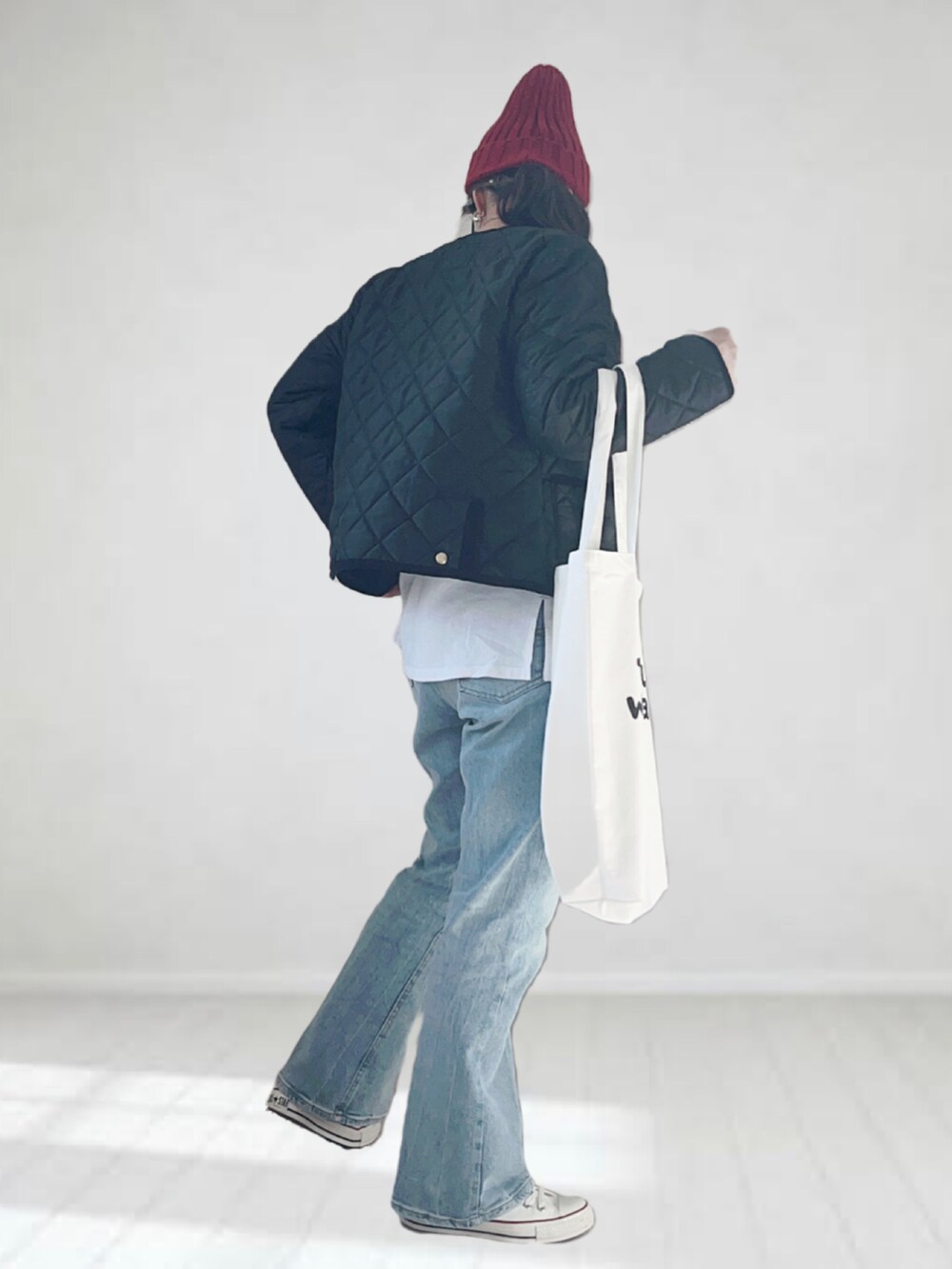 「Traditional Weatherwear、EDWIN、ブルゾン、デニム、ニット帽、休日スタイル、秋コーデ、シンプルコーデ、スニーカー、コンバース、メガネ女子、ロゴスウェット、スウェット、プチプラ」｜「Traditional WeatherwearのARKLEY（ノーカラージャケット、ブラック系）」を使った、UMiSatoさん（レディース・163cm）の秋コーディネートの2枚目の写真