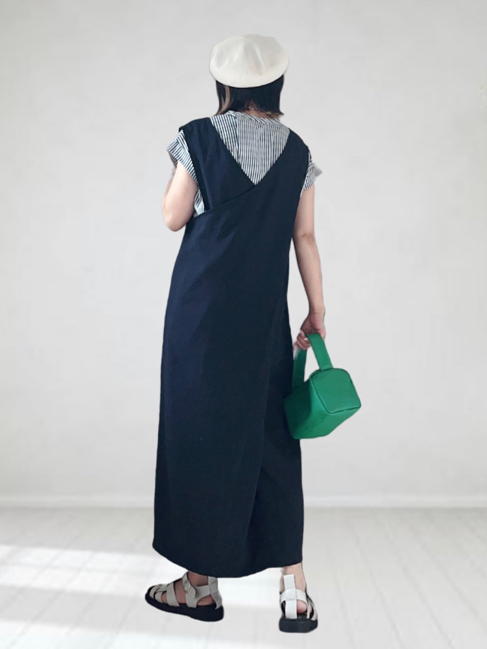 ブラック系のワンピース、ブラック系のシャツ/ブラウス、グリーン系のショルダーバッグを着用したレディースの夏コーディネートの2枚目の写真