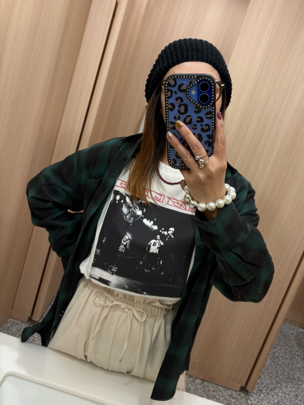 ホワイト系のTシャツ/カットソー、グリーン系のシャツ/ブラウス、ホワイト系のその他パンツを着用したレディースの秋コーディネートの5枚目の写真