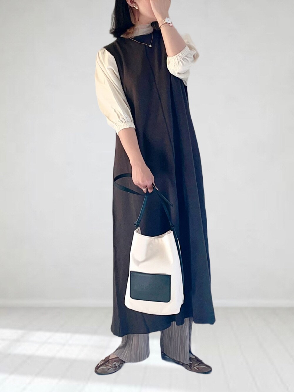 「bab、babcode、はじめましてコーデ、SKAGEN、シンプルコーデ、プチプラ、レイヤードスタイル、きれいめカジュアル、春夏コーデ、ボリューム袖、春コーデ、ラクチンコーデ、休日コーデ、ロングワンピース、シースルー」|「SHEINのアイテム(Tシャツ/カットソー、ホワイト系)」を使った、UMiSatoさん(レディース・163cm)の春コーディネートの3枚目の写真