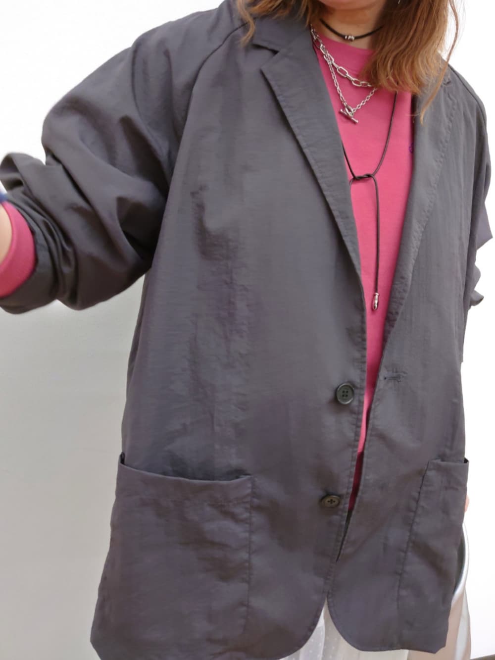 グレー系のテーラードジャケット、パープル系のスウェット、ホワイト系のワンピース/ドレスを着用したレディースの春コーディネートの4枚目の写真