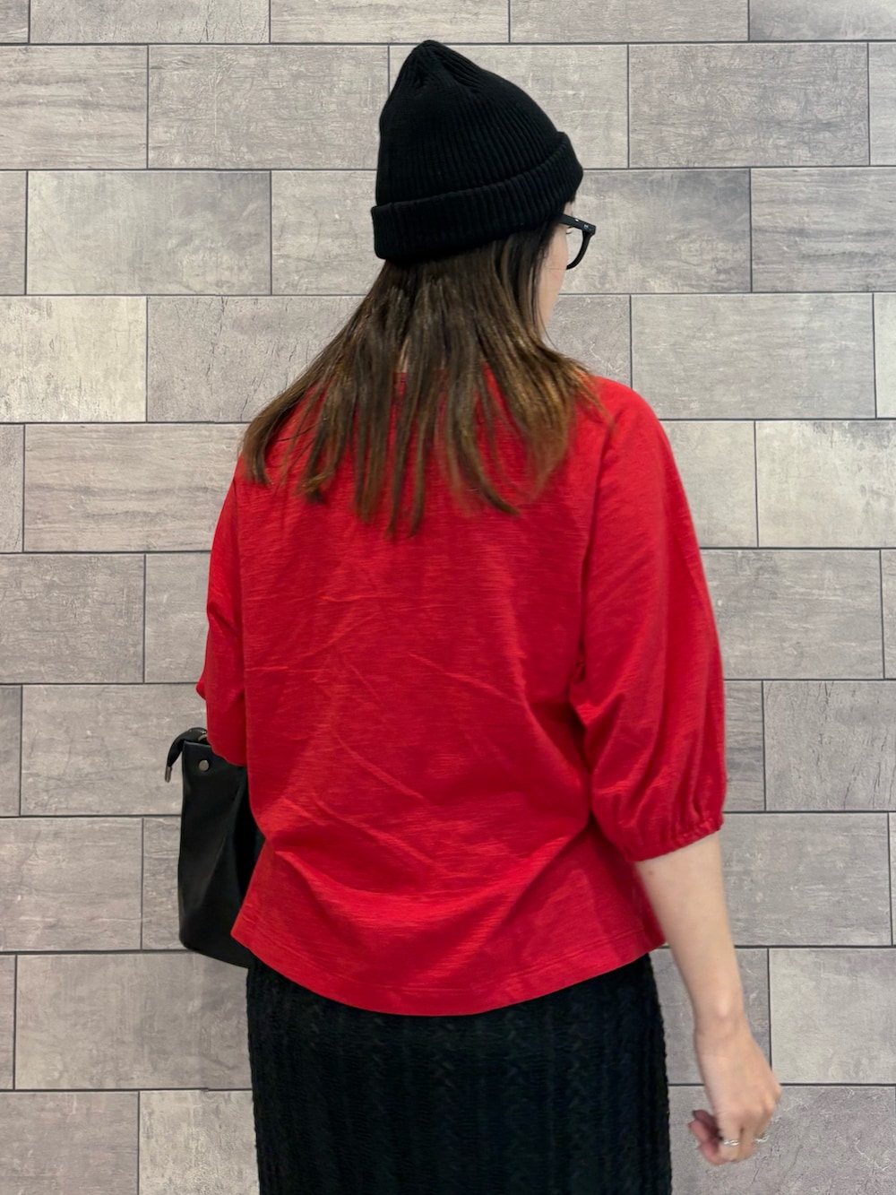 レッド系のTシャツ/カットソー、ブラック系のその他パンツ、ブラック系のスカートを着用したレディースの夏コーディネートの5枚目の写真