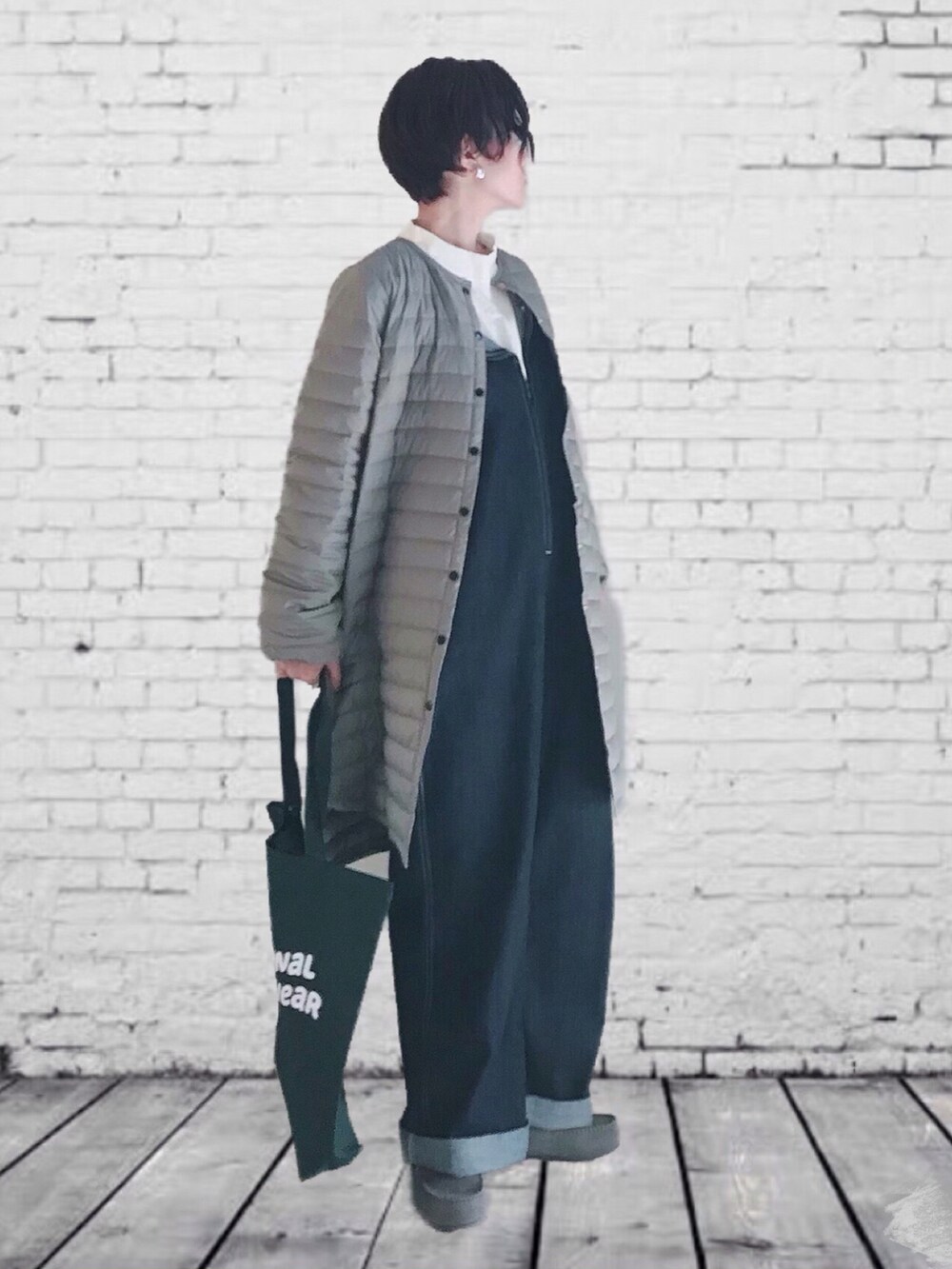 「デニム、トートバッグ、オーバーオール、ダウンコート、冬コーデ、大人カジュアル、GU、メンズライク、Traditional Weatherwear、シンプルコーデ、ママコーデ、ラクチンコーデ、ニット/セーター、STOP 誹謗中傷、オバオル倶楽部」｜「Traditional WeatherwearのARKLEY LONG DOWN PACKABLE（ダウンジャケット/コート、グレー系）」を使った、UMiSatoさん（レディース・163cm）の秋コーディネートの2枚目の写真