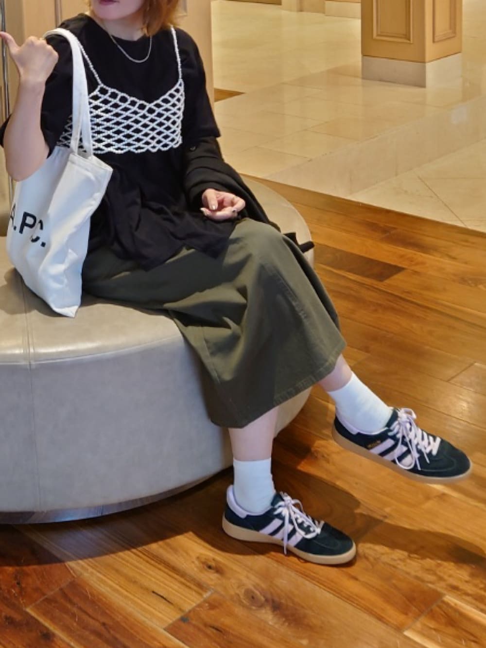 グリーン系のスカート、ブラック系のシャツ/ブラウス、ブラック系のTシャツ/カットソーを着用したレディースの秋コーディネートの5枚目の写真