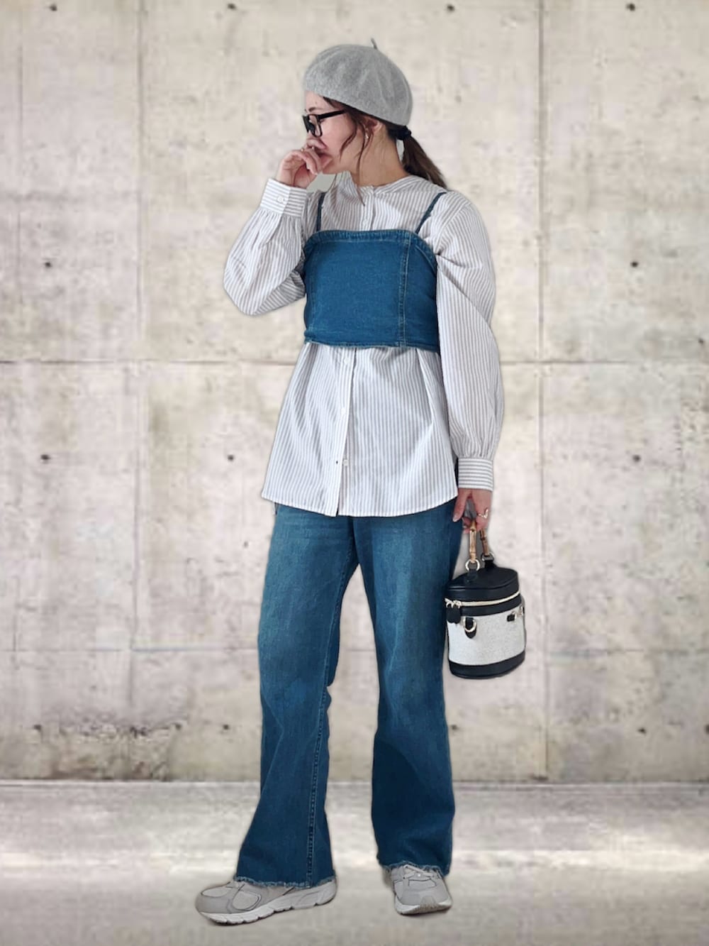 グレー系のシャツ/ブラウス、ブルー系のその他トップス、ブルー系のデニムパンツを着用したレディースの春コーディネートの4枚目の写真