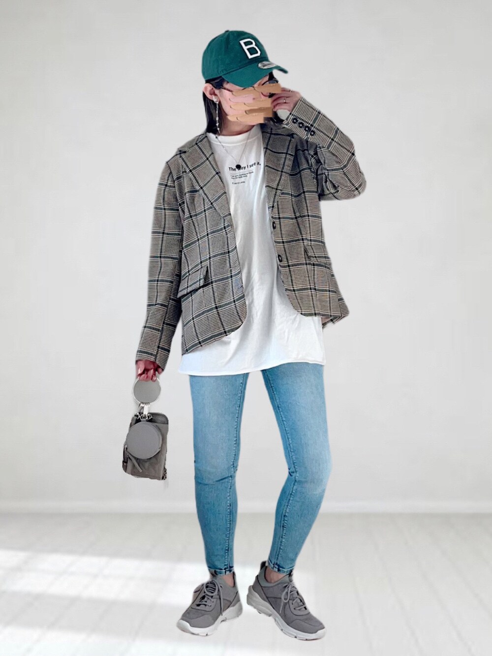 「EDWIN、スキニーデニム、テーラードジャケット、厚底シューズ、ダッドスニーカー、春夏コーデ、メンズライク、古着MIX、キャップ、休日スタイル、ビッグシルエット、プチプラ、メガネ女子、チェック、NEW ERA」｜「EDWINのessentials スキニーデニムパンツ（デニムパンツ、ブルー系）」を使った、UMiSatoさん（レディース・163cm）の春コーディネートの2枚目の写真