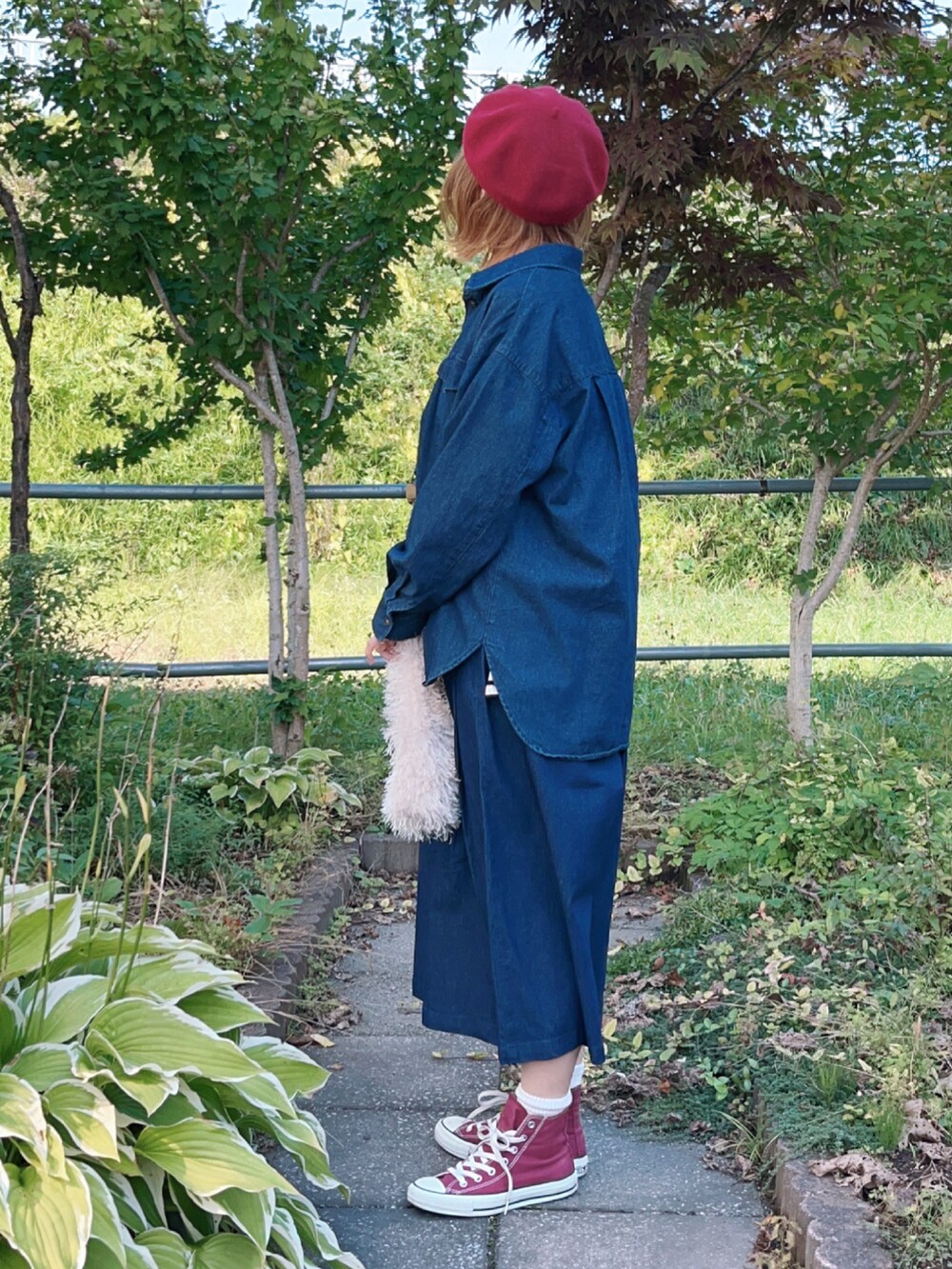 ブルー系のその他パンツ、ブルー系のシャツ/ブラウス、ホワイト系のTシャツ/カットソーを着用したレディースの秋コーディネートの4枚目の写真