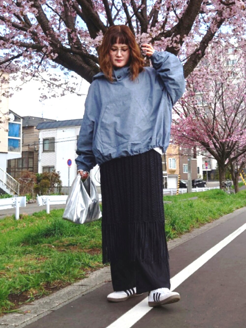 グレー系のシャツ/ブラウス、ブラック系のスカート、ブラック系のその他パンツを着用したレディースの春コーディネートの4枚目の写真