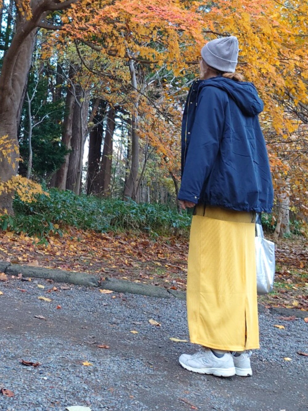 ブルー系のマウンテンパーカー、ブラック系のTシャツ/カットソー、ホワイト系のTシャツ/カットソーを着用したレディースの秋コーディネートの4枚目の写真