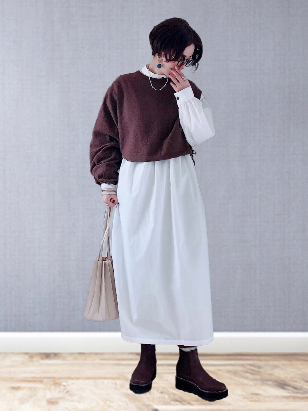 「MACKINTOSH PHILOSOPHY、冬コーデ、シャツワンピ、レイヤードスタイル、AmbreNeige、メガネ女子、ブーツ、シンプルコーデ、ショートブーツ、ブラウン、マイベストコーデ2021、楽チンコーデ、きれいめカジュアル」|「MACKINTOSH PHILOSOPHYのGREY LABEL 【RUSPER MIDDLE(ラスパーミドル)】FUDGEコラボ(ブルゾン、ベージュ系)」を使った、UMiSatoさん(レディース・163cm)の冬コーディネートの3枚目の写真