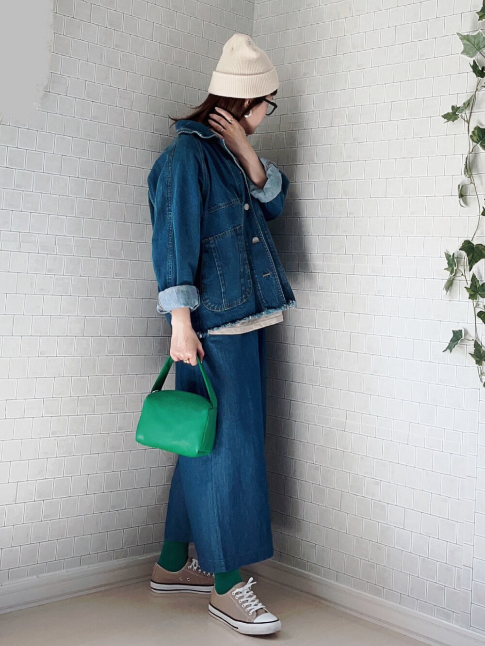 ブルー系のその他パンツ、ブルー系のデニムジャケット、ベージュ系のTシャツ/カットソーを着用したレディースの春コーディネートの5枚目の写真