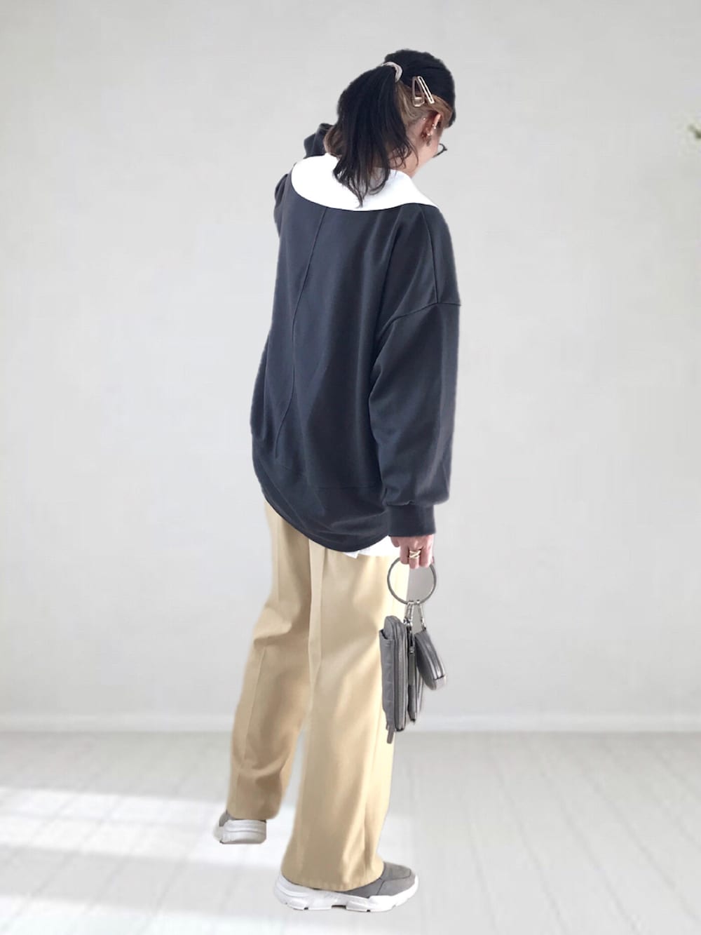 「ビッグカラー、RODE SKO、ダッドスニーカー、スウェット、レイヤードスタイル、カラーパンツ、春コーデ、春カラー、しまむら、GRL、プチプラ、カラーパレット」｜「RODE SKOのスエード調ダッドスニーカー（スニーカー、グレー系）」を使った、UMiSatoさん（レディース・163cm）の冬コーディネートの3枚目の写真