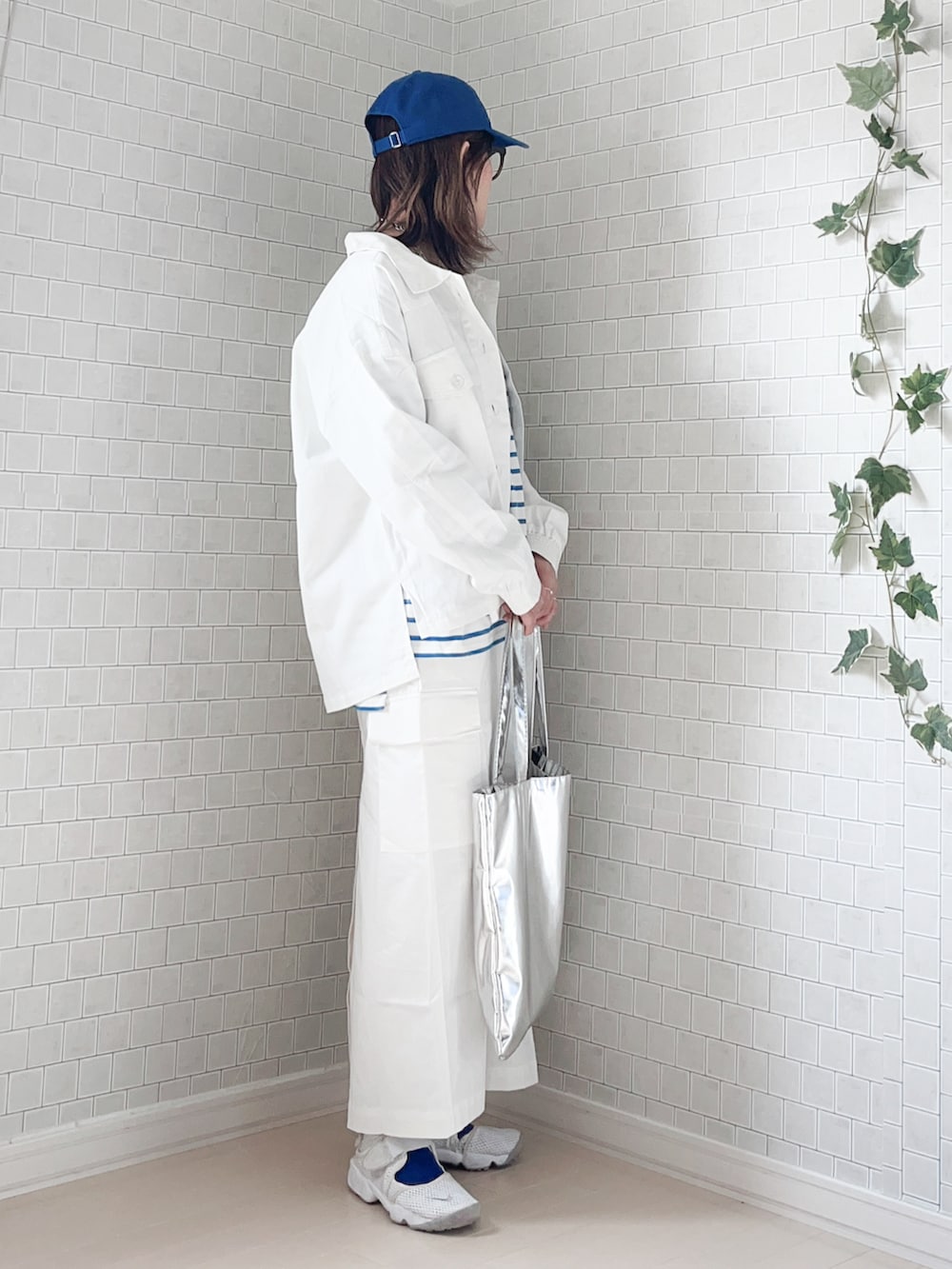 ホワイト系のその他トップス、ホワイト系のスカート、ブルー系のTシャツ/カットソーを着用したレディースの春コーディネートの2枚目の写真