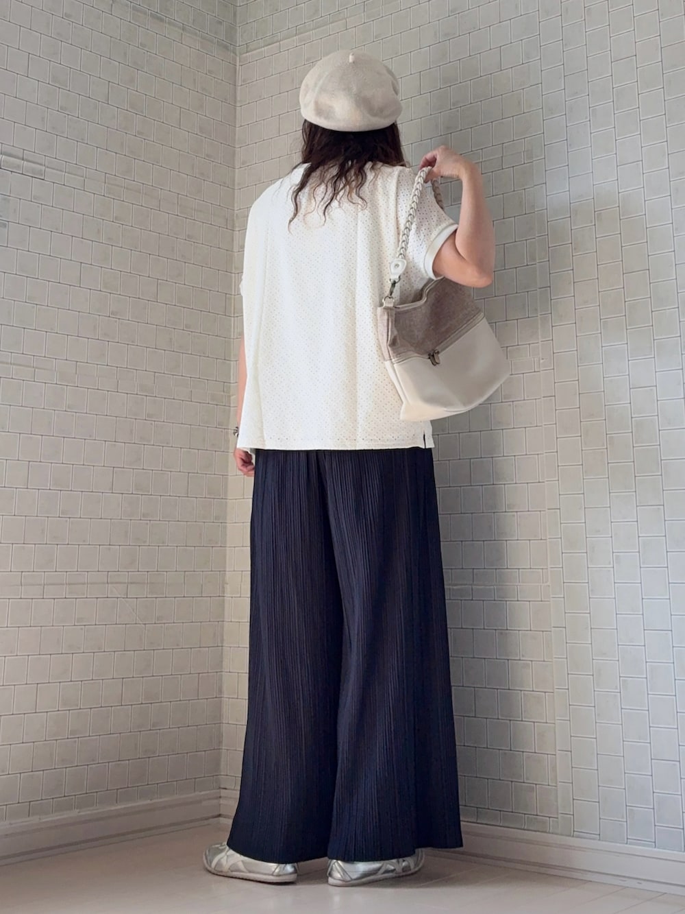 ホワイト系のTシャツ/カットソー、ブルー系のその他パンツ、ホワイト系のショルダーバッグを着用したレディースの夏コーディネートの2枚目の写真