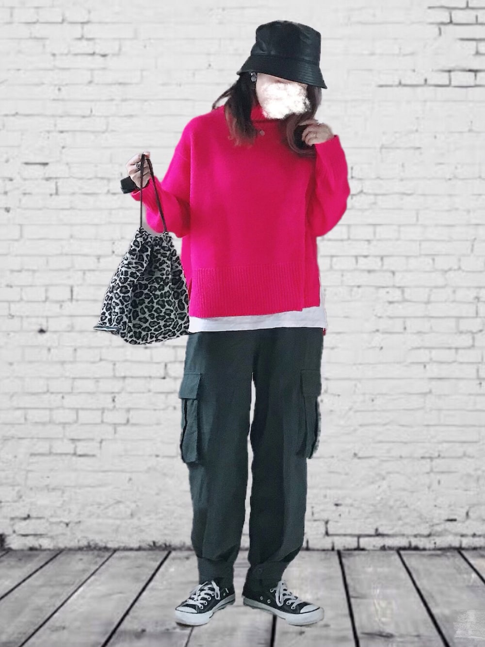 ピンク系のニット/セーター、グレー系のカーゴパンツ、ブラウン系のバッグを着用したレディースの秋コーディネートの2枚目の写真