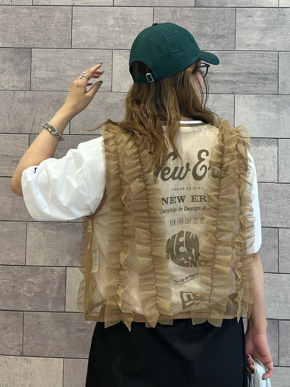 ホワイト系のTシャツ/カットソー、ブラウン系のベスト、ブラック系のその他パンツを着用したレディースの夏コーディネートの4枚目の写真