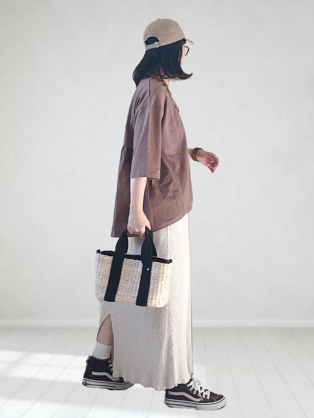 ブラウン系のTシャツ/カットソー、ホワイト系のスカート、ブラック系のトートバッグを着用したレディースの夏コーディネートの4枚目の写真