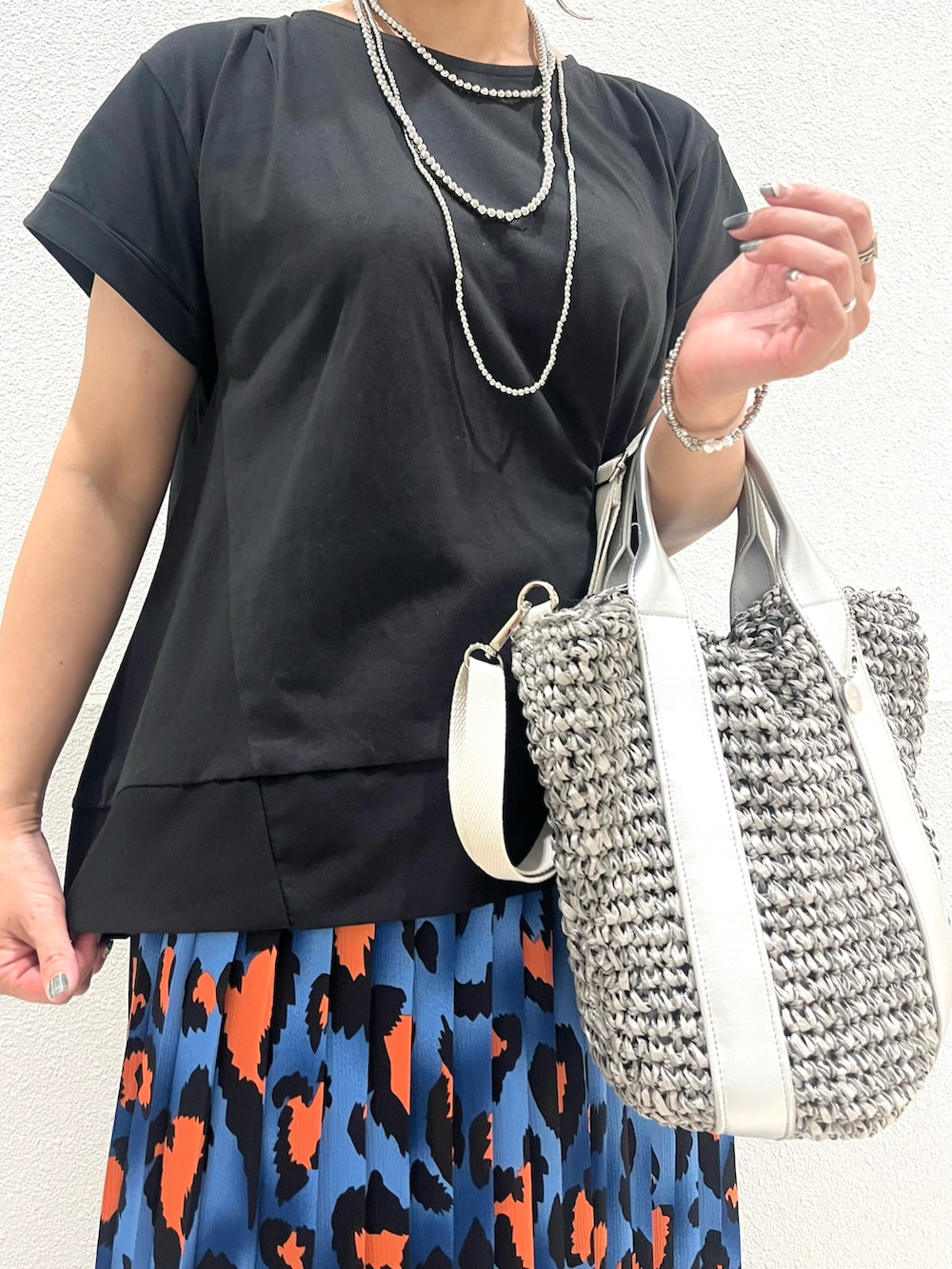 「夏ルックで気分アップ、きれいめカジュアル、夏コーデ、プチプラ、レオパード、黒Tシャツ、お出かけコーデ、厚底サンダル、厚底シューズ」｜「ikkaの【お得だ値】Aライン裾切り替えカットソー（Tシャツ/カットソー、ブラック系）」を使った、UMiSatoさん（骨格ウェーブ・レディース・163cm）の夏コーディネートの4枚目の写真