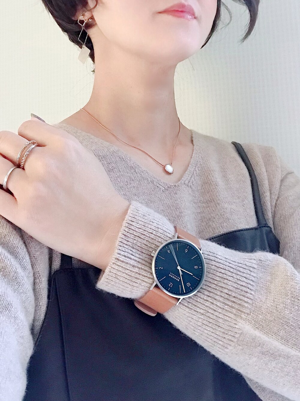 「ネックレス、柄パンツ、ニットワンピース、レイヤードスタイル、きれいめカジュアル、腕時計、GRL、アーバンリサーチロッソ、メガネ女子、SKAGEN、秋コーデ、スカーゲン、URBAN RESEARCH ROSSO、myskagen、birthdayroom」｜「URBAN RESEARCH ROSSOの【一部WEB限定カラー】カシミヤ混ラムウールVネックニットワンピース（ワンピース、ベージュ系）」を使った、UMiSatoさん（レディース・163cm）の秋コーディネートの4枚目の写真
