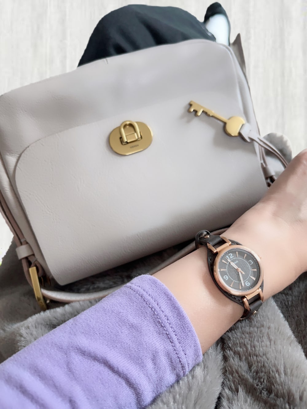 「LEE、Fossil、ファーベスト、秋コーデ、秋服、秋服準備はじめました、レイヤードスタイル、バレエシューズ、プチプラ、休日スタイル、きれいめカジュアル、シアー、ショルダーバッグ、タックイン、メガネ女子」|「Leeの【ワークパンツの新定番】Lee/リー【X-LINE】マルチカラー ワイドカラーペインターパンツ(デニムパンツ、ブラック系)」を使った、UMiSatoさん(レディース・163cm)の秋コーディネートの2枚目の写真