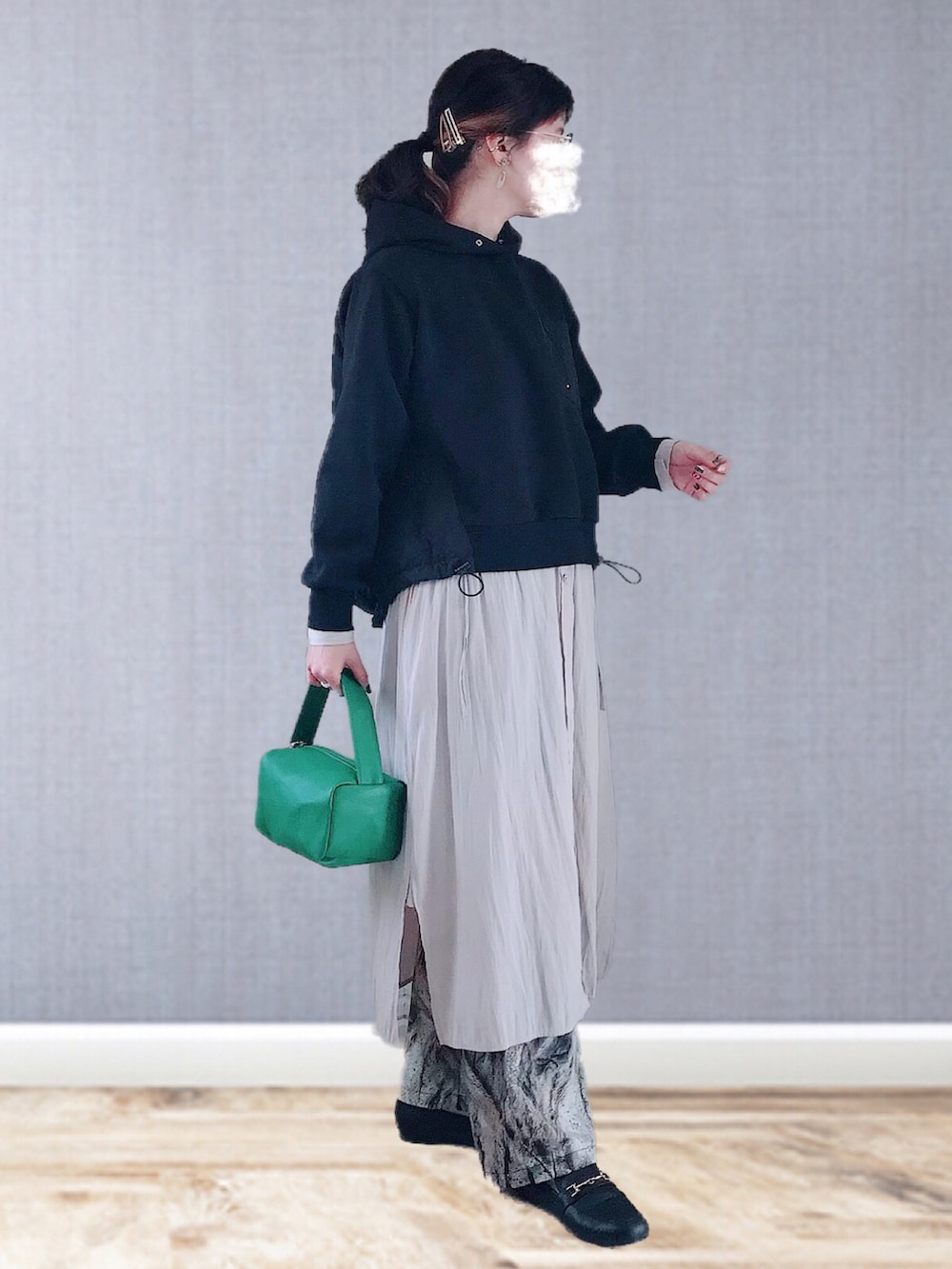 ブラック系のパーカー、ベージュ系のシャツワンピース、ブラック系のその他パンツを着用したレディースの冬コーディネートの3枚目の写真