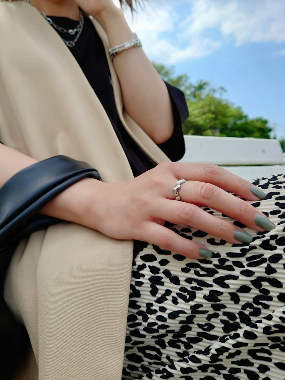 ブラック系のTシャツ/カットソー、ベージュ系のその他パンツ、ベージュ系のベストを着用したレディースの夏コーディネートの3枚目の写真