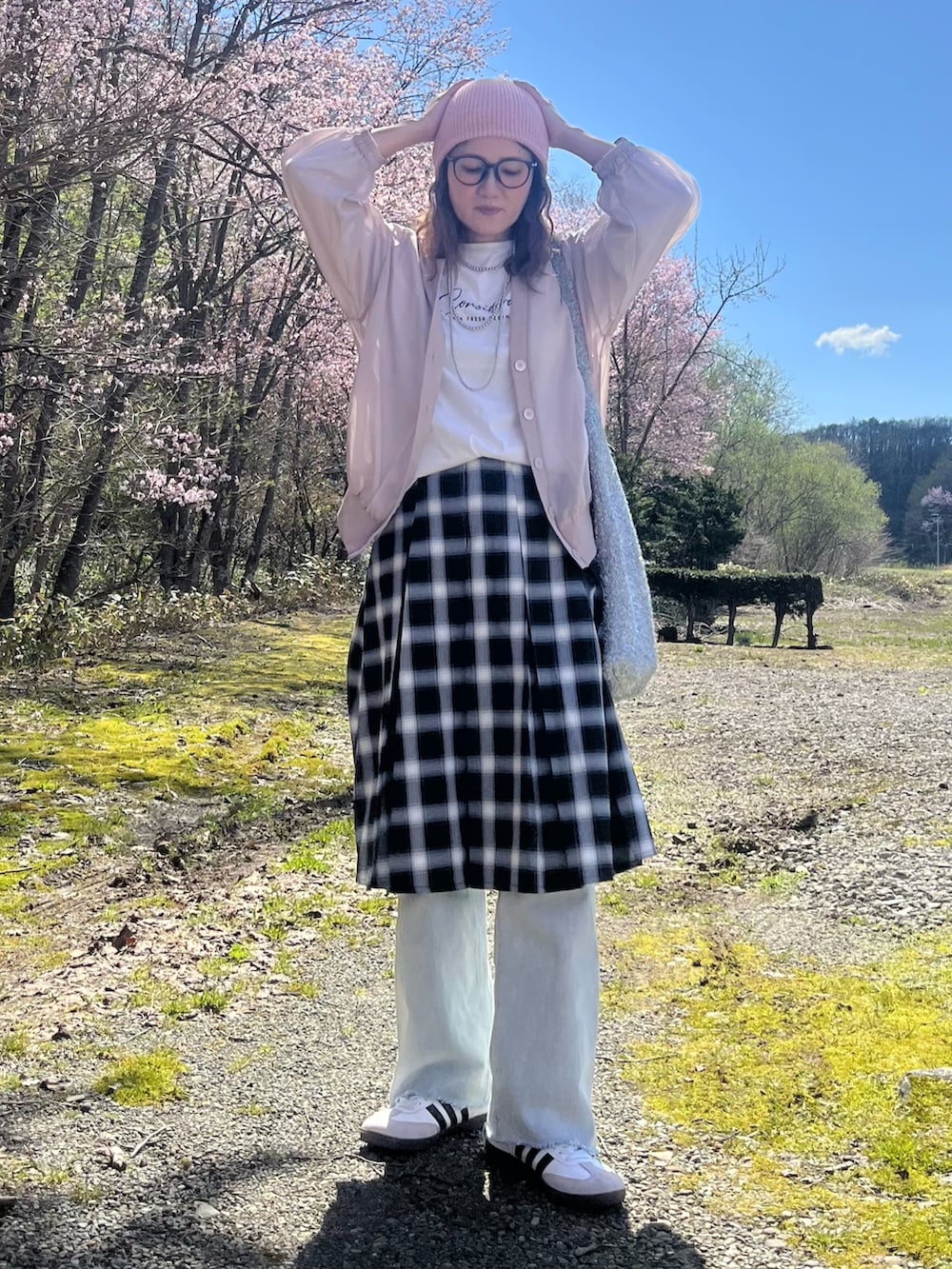 ベージュ系のブルゾン、ホワイト系のTシャツ/カットソー、グレー系のスカートを着用したレディースの春コーディネートの2枚目の写真