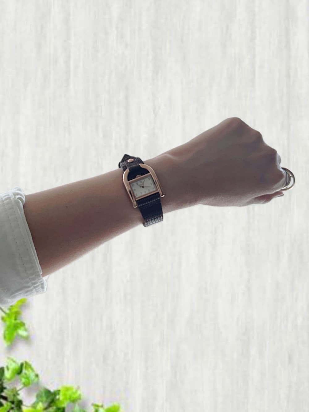 ホワイト系のシャツ/ブラウス、ブラック系のその他パンツ、グリーン系のトートバッグを着用したレディースの秋コーディネートの4枚目の写真