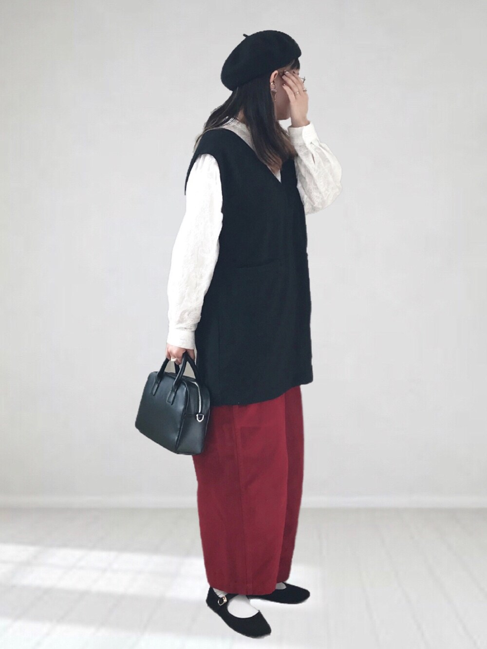 ブラック系のTシャツ/カットソー、ホワイト系のシャツ/ブラウス、レッド系のその他パンツを着用したレディースの冬コーディネートの2枚目の写真