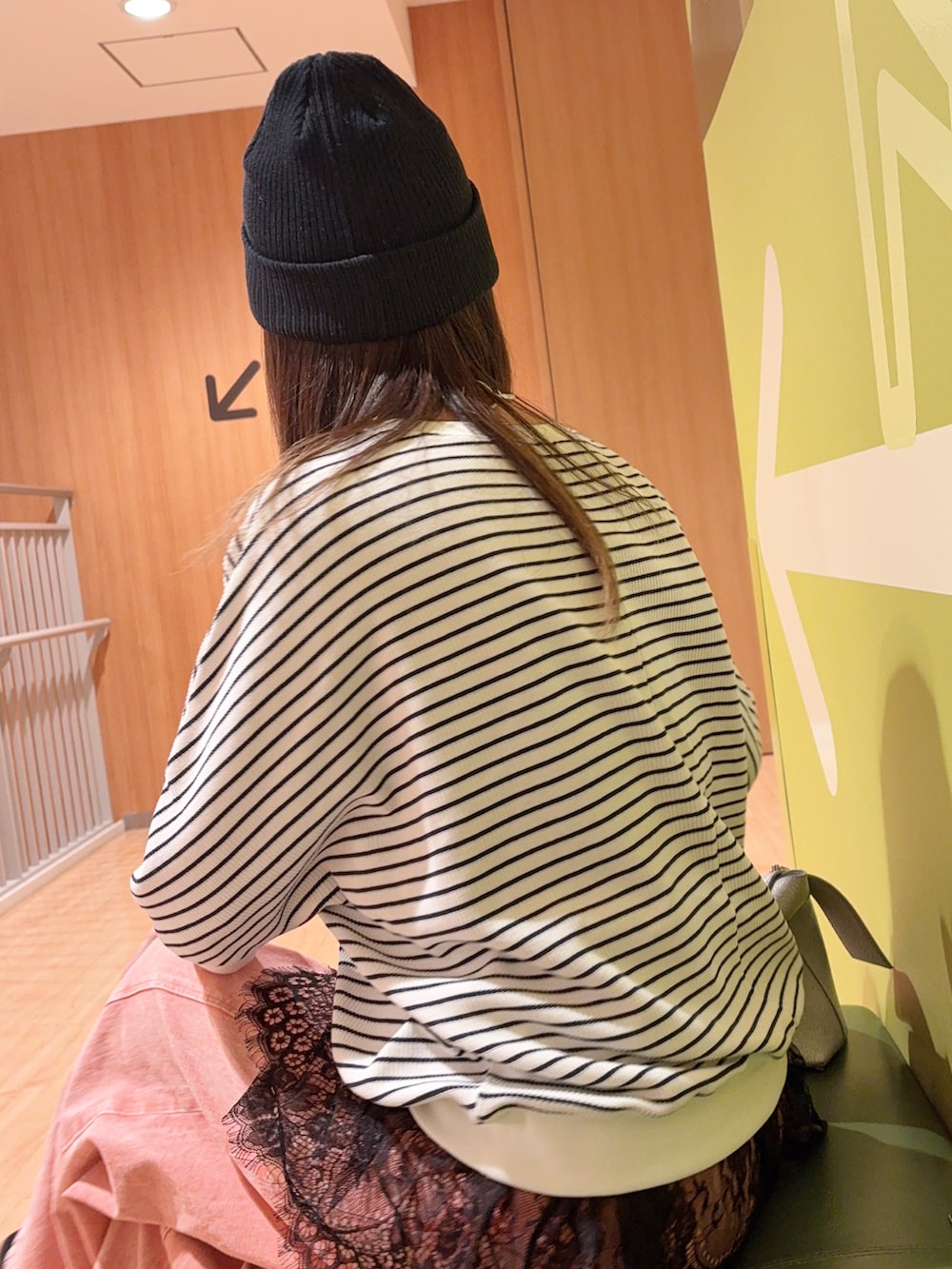 グレー系のブルゾン、その他のTシャツ/カットソー、ピンク系のデニムパンツを着用したレディースの春コーディネートの5枚目の写真